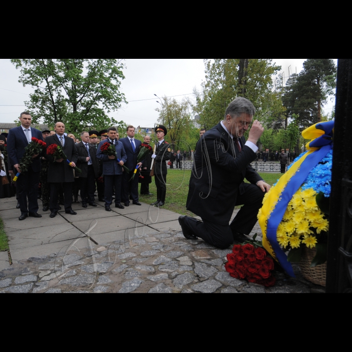 Президент Петро Порошенко, Голова Верховної Ради Андрій Парубій, Прем'єр-міністр Володимир Гройсман вшанували пам'ять ліквідаторів та жертв катастрофи у день 30 роковин аварії на Чорнобильській атомній електростанції.
Очільники держави поклали квіти до меморіального кургану 