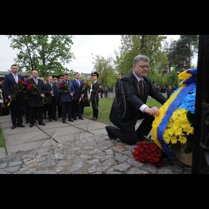 Президент Петро Порошенко, Голова Верховної Ради Андрій Парубій, Прем'єр-міністр Володимир Гройсман вшанували пам'ять ліквідаторів та жертв катастрофи у день 30 роковин аварії на Чорнобильській атомній електростанції.
Очільники держави поклали квіти до меморіального кургану 