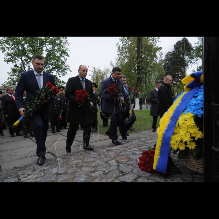 Президент Петро Порошенко, Голова Верховної Ради Андрій Парубій, Прем'єр-міністр Володимир Гройсман вшанували пам'ять ліквідаторів та жертв катастрофи у день 30 роковин аварії на Чорнобильській атомній електростанції.
Очільники держави поклали квіти до меморіального кургану 