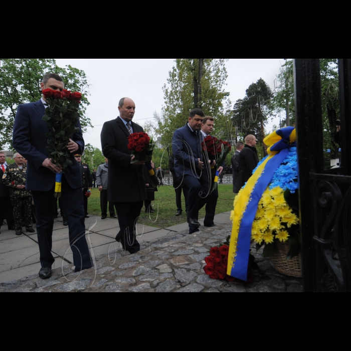 Президент Петро Порошенко, Голова Верховної Ради Андрій Парубій, Прем'єр-міністр Володимир Гройсман вшанували пам'ять ліквідаторів та жертв катастрофи у день 30 роковин аварії на Чорнобильській атомній електростанції.
Очільники держави поклали квіти до меморіального кургану 