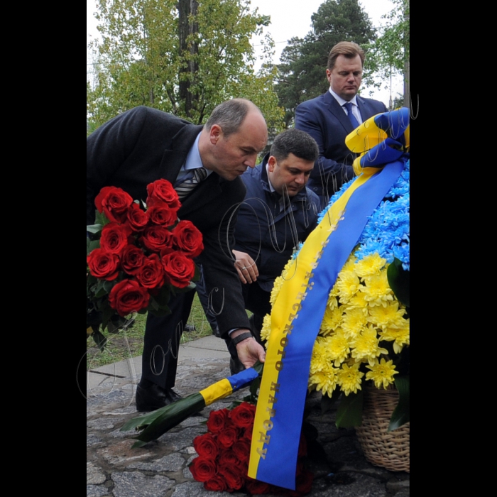 Президент Петро Порошенко, Голова Верховної Ради Андрій Парубій, Прем'єр-міністр Володимир Гройсман вшанували пам'ять ліквідаторів та жертв катастрофи у день 30 роковин аварії на Чорнобильській атомній електростанції.
Очільники держави поклали квіти до меморіального кургану 