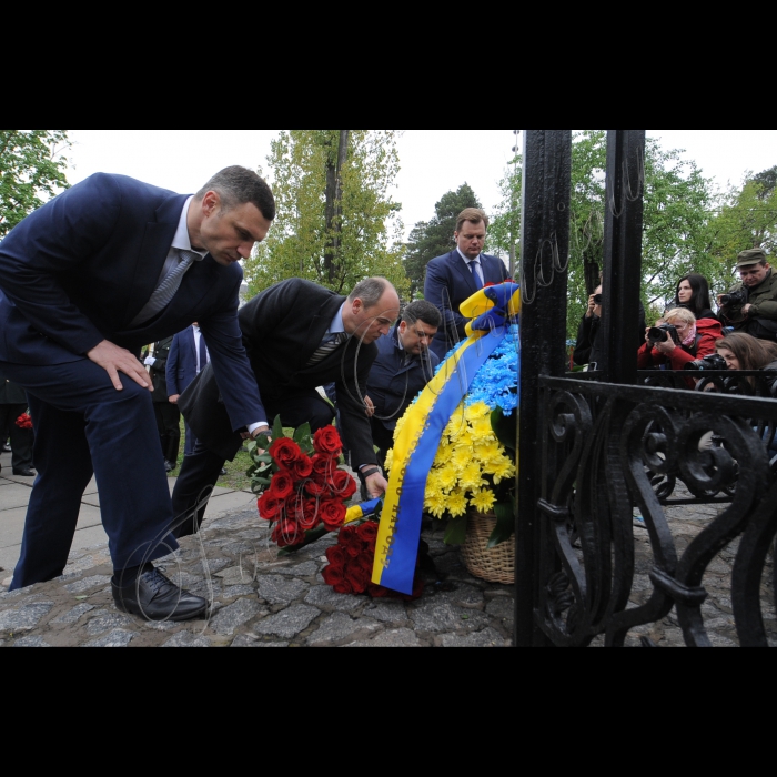 Президент Петро Порошенко, Голова Верховної Ради Андрій Парубій, Прем'єр-міністр Володимир Гройсман вшанували пам'ять ліквідаторів та жертв катастрофи у день 30 роковин аварії на Чорнобильській атомній електростанції.
Очільники держави поклали квіти до меморіального кургану 