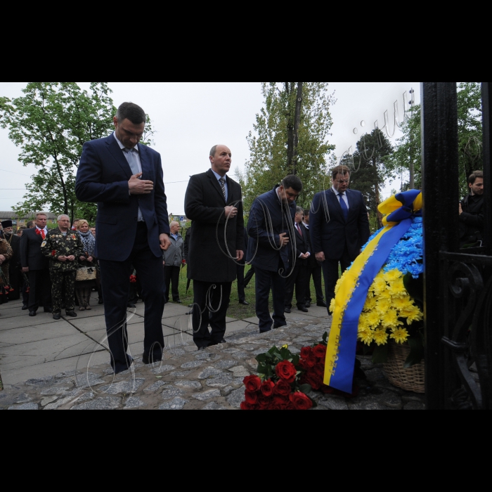 Президент Петро Порошенко, Голова Верховної Ради Андрій Парубій, Прем'єр-міністр Володимир Гройсман вшанували пам'ять ліквідаторів та жертв катастрофи у день 30 роковин аварії на Чорнобильській атомній електростанції.
Очільники держави поклали квіти до меморіального кургану 