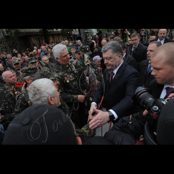 Президент Петро Порошенко, Голова Верховної Ради Андрій Парубій, Прем'єр-міністр Володимир Гройсман вшанували пам'ять ліквідаторів та жертв катастрофи у день 30 роковин аварії на Чорнобильській атомній електростанції.
Очільники держави поклали квіти до меморіального кургану 