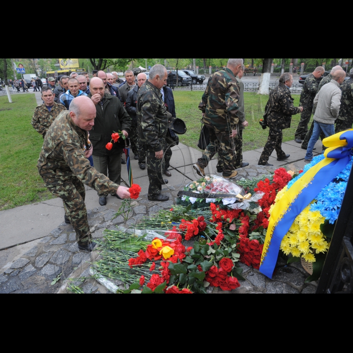 Президент Петро Порошенко, Голова Верховної Ради Андрій Парубій, Прем'єр-міністр Володимир Гройсман вшанували пам'ять ліквідаторів та жертв катастрофи у день 30 роковин аварії на Чорнобильській атомній електростанції.
Очільники держави поклали квіти до меморіального кургану 