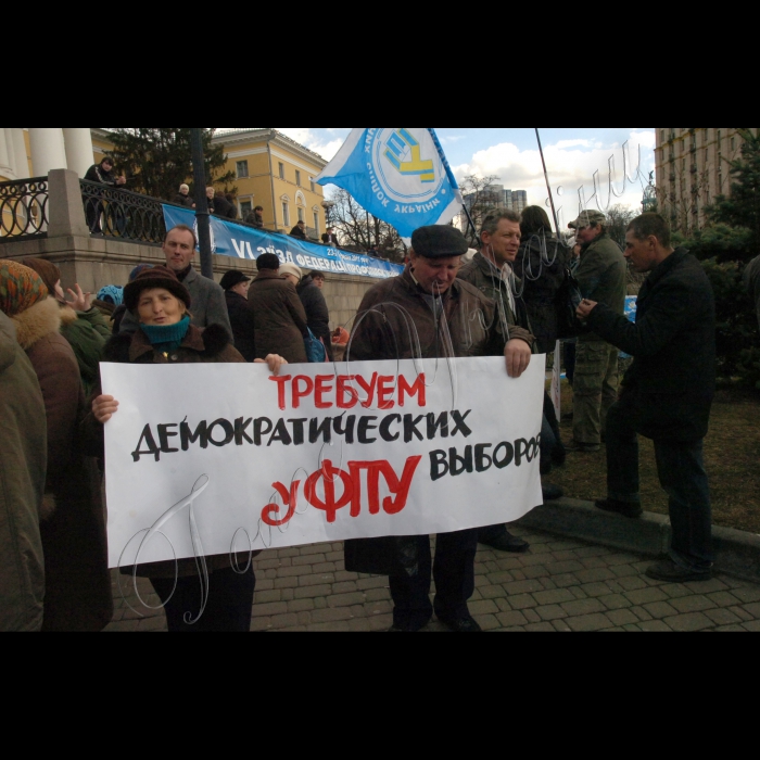 Біля Міжнародного центру культури і мистецтв “Жовтневий палац”, де проходив VI з’їзд Федерації профспілок України, пройшла акція на підтримку одного з профспілкових лідерів.