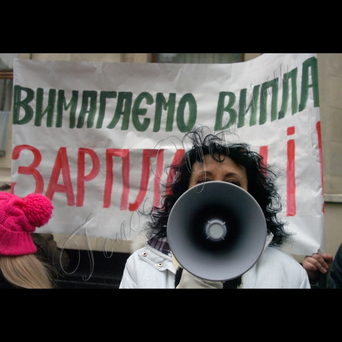 Біля адміністрації Президента України відбулася акція протесту, організована колективом «Газети по-киевски». 