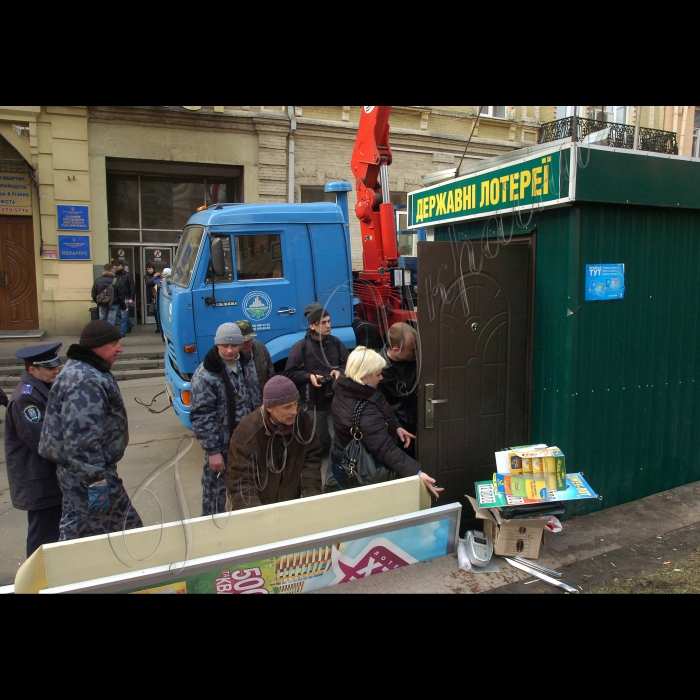 У рамках спільного соціального проекту «Зробимо Київ чистим», який реалізується КМДА та ВМГО «Молоді регіони», відбувся публічний демонтаж МАФа в центрі міста, біля станції метро «Золоті ворота».