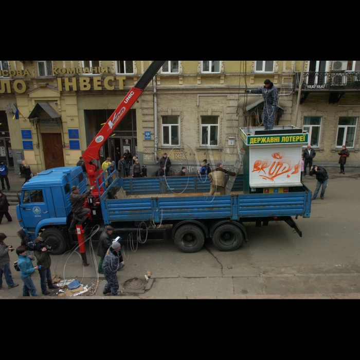 У рамках спільного соціального проекту «Зробимо Київ чистим», який реалізується КМДА та ВМГО «Молоді регіони», відбувся публічний демонтаж МАФа в центрі міста, біля станції метро «Золоті ворота».