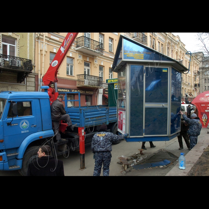 У рамках спільного соціального проекту «Зробимо Київ чистим», який реалізується КМДА та ВМГО «Молоді регіони», відбувся публічний демонтаж МАФа в центрі міста, біля станції метро «Золоті ворота».