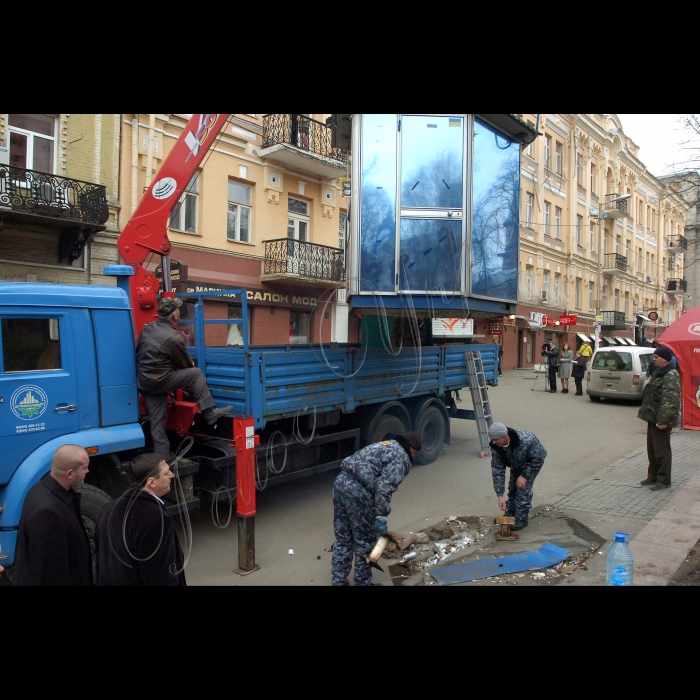 У рамках спільного соціального проекту «Зробимо Київ чистим», який реалізується КМДА та ВМГО «Молоді регіони», відбувся публічний демонтаж МАФа в центрі міста, біля станції метро «Золоті ворота».