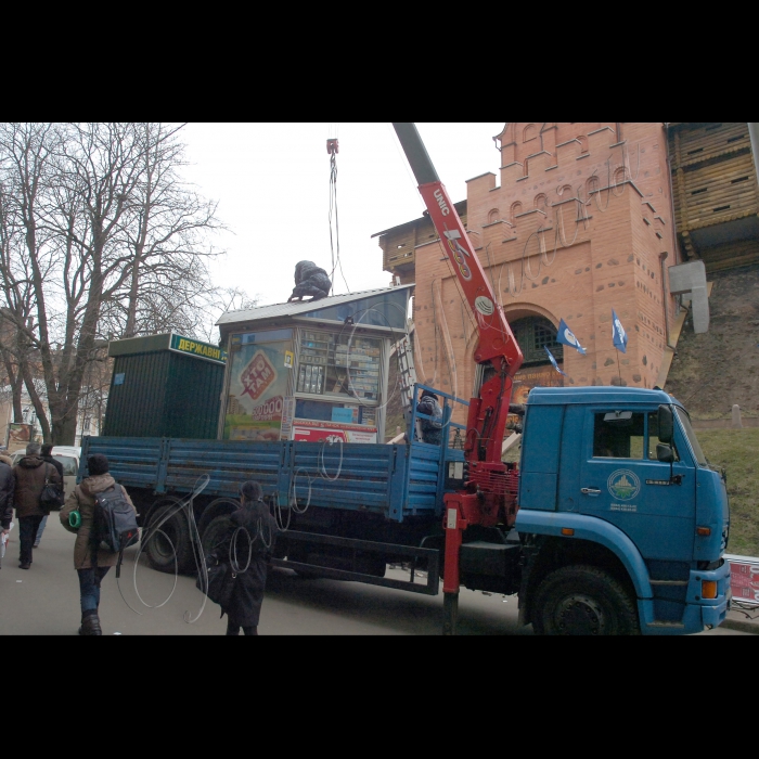 У рамках спільного соціального проекту «Зробимо Київ чистим», який реалізується КМДА та ВМГО «Молоді регіони», відбувся публічний демонтаж МАФа в центрі міста, біля станції метро «Золоті ворота».