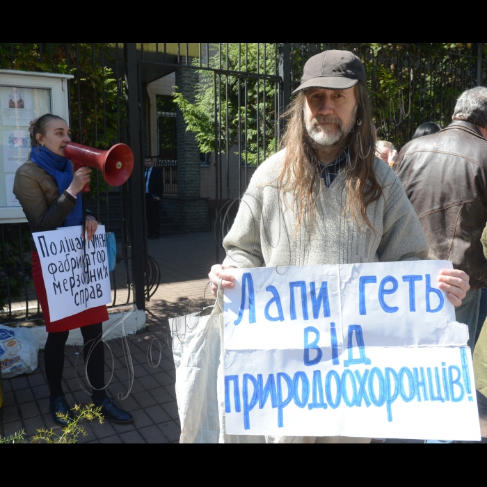 Біля Шевченківського районного управління поліції в м. Києві відбулася акція під гаслами «Зупиніть будівельний терор!» та «Припиніть фабрикувати справи проти активістів!» 