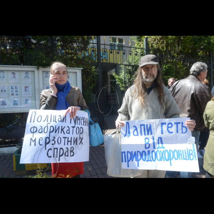 Біля Шевченківського районного управління поліції в м. Києві відбулася акція під гаслами «Зупиніть будівельний терор!» та «Припиніть фабрикувати справи проти активістів!» 