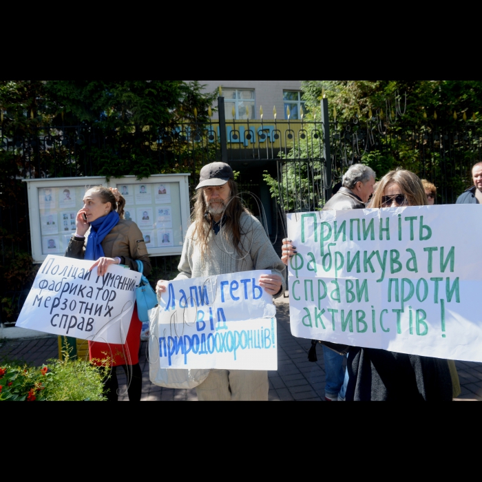 Біля Шевченківського районного управління поліції в м. Києві відбулася акція під гаслами «Зупиніть будівельний терор!» та «Припиніть фабрикувати справи проти активістів!» 