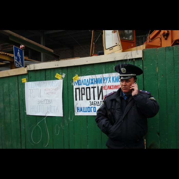 Молодіжний Рух Києва провів акцію протесту проти незаконної забудови по  вул.
Пушкінська і Б.Хмельницького, 20/7 (над станцією метро «Театральна»).