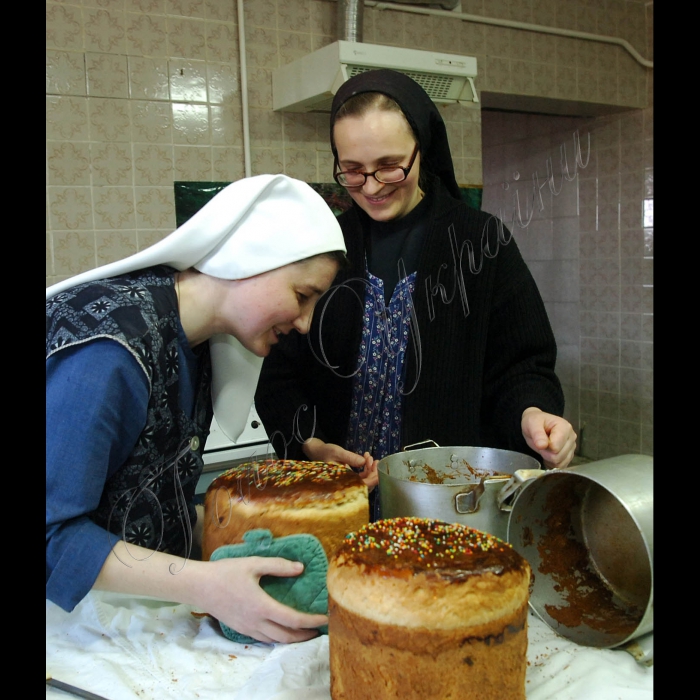 Львів

Монастир Святого Іосіфа.

Монашки готуються до Великодня.
