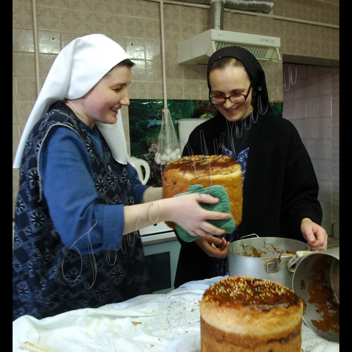 Львів

Монастир Святого Іосіфа.

Монашки готуються до Великодня.
