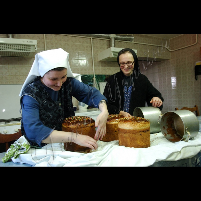 Львів

Монастир Святого Іосіфа.

Монашки готуються до Великодня.
