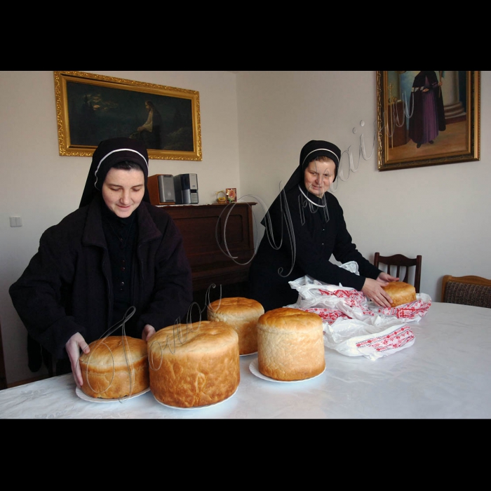 Львів

Монастир Святого Іосіфа.

Монашки готуються до Великодня.
