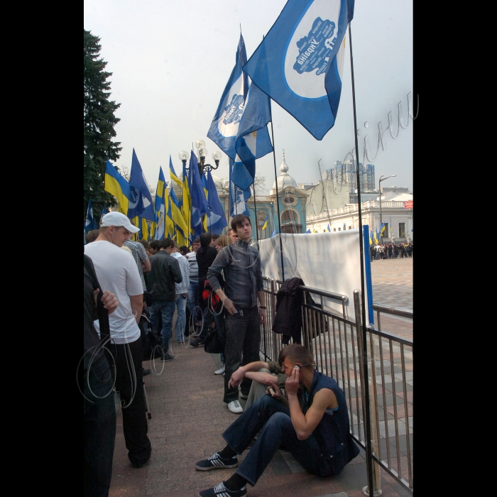  Біля Верховної Ради відбувся з’їзд партії «Наша Україна». З’їзд запланований як акція прямої дії на річницю ратифікації “Харківських угод”. 