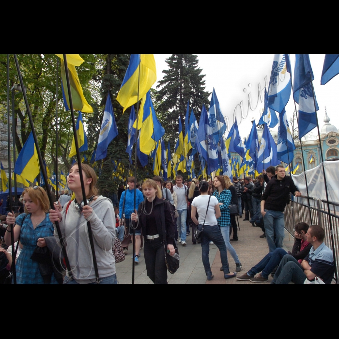  Біля Верховної Ради відбувся з’їзд партії «Наша Україна». З’їзд запланований як акція прямої дії на річницю ратифікації “Харківських угод”. 