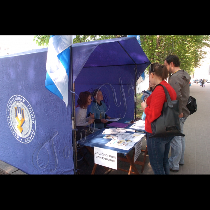 Прес-конференція з нагоди Дня охорони праці в Україні. Учасники: голова Федерації профспілок України (ФПУ) Василь Хара, голова Держслужби гірничого нагляду та промислової безпеки України  Олександр Хохотва. Було підписано Угоду між Державною службою гірничого нагляду та промислової безпеки України і Федерацією профспілок України про співпрацю у здійсненні державного нагляду і громадського контролю за додержанням законодавства про охорону праці. 