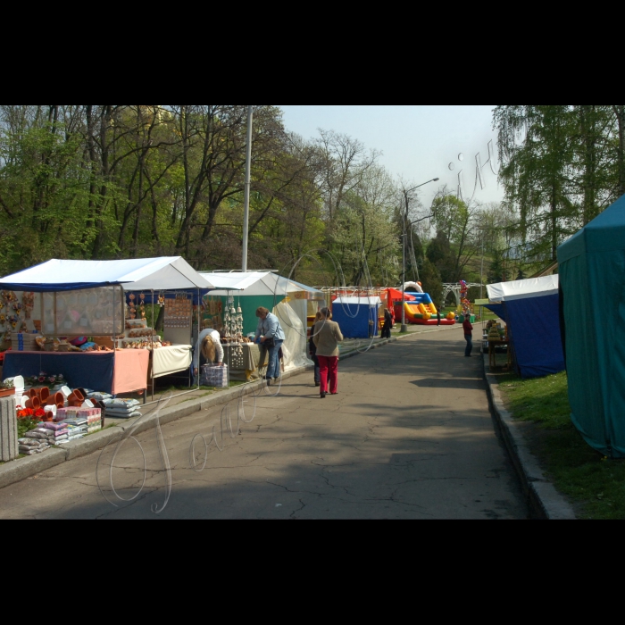 На столичному Співочому полі (Печерський ландшафтний парк) відбулося  урочисте відкриття Першої Виставки ранньовесняних квітів-2011. Організатор - КП 