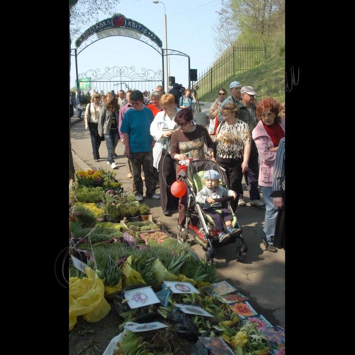 На столичному Співочому полі (Печерський ландшафтний парк) відбулося  урочисте відкриття Першої Виставки ранньовесняних квітів-2011. Організатор - КП 