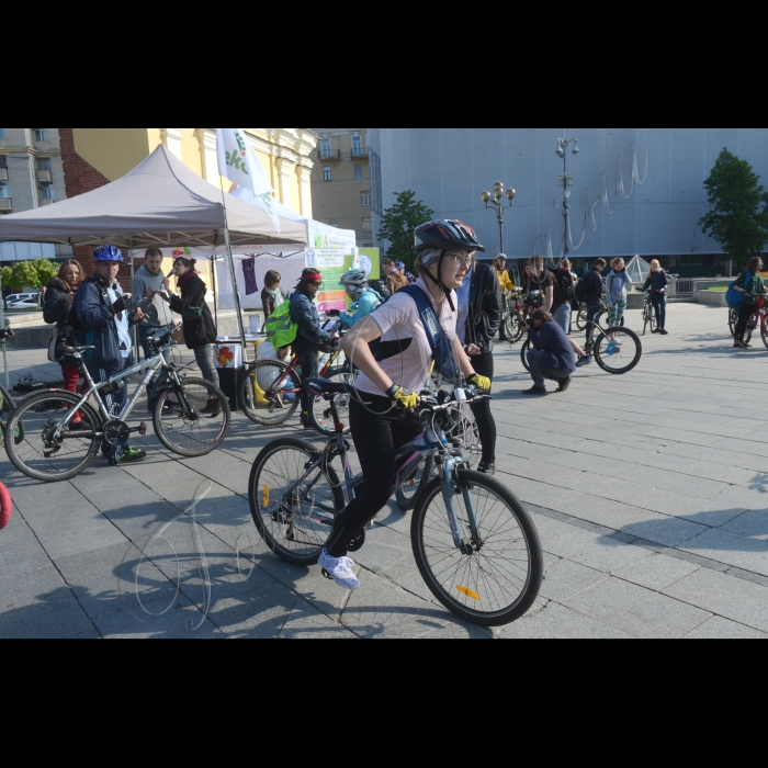 Асоціація велосипедистів Києва провела акцію «Велосипедом на роботу» (Весняний день), в рамках якої з 8:00 до 10:00 на Майдані Незалежності біля Лядських воріт відбувся велосніданок.
 На Майдані зустрілися жителі Києва, які добираються на роботу чи навчання велосипедом з різних районів міста. Метою масової акції “Велосипедом на роботу”, до якої щороку залучається все більше киян, є нагадування міській владі про необхідність створення безпечних і комфортних умов для руху велосипедистів — через створення велосипедної інфраструктури та регулювання швидкості руху автомобілів.
