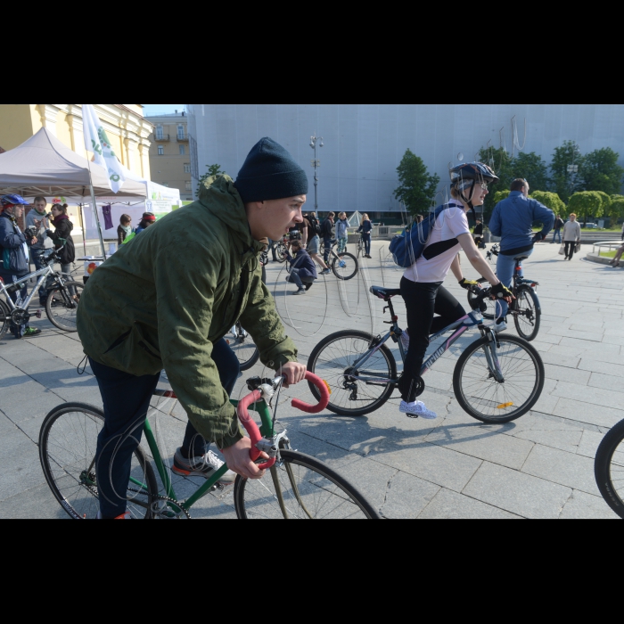 Асоціація велосипедистів Києва провела акцію «Велосипедом на роботу» (Весняний день), в рамках якої з 8:00 до 10:00 на Майдані Незалежності біля Лядських воріт відбувся велосніданок.
 На Майдані зустрілися жителі Києва, які добираються на роботу чи навчання велосипедом з різних районів міста. Метою масової акції “Велосипедом на роботу”, до якої щороку залучається все більше киян, є нагадування міській владі про необхідність створення безпечних і комфортних умов для руху велосипедистів — через створення велосипедної інфраструктури та регулювання швидкості руху автомобілів.
