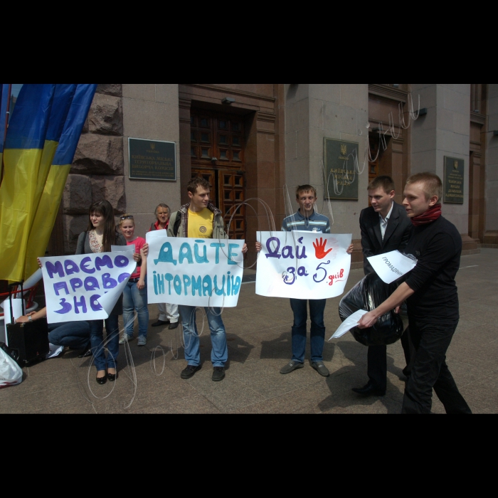 Біля КМДА відбулася акція “Я буду знати! А ТИ хочеш знати?” з метою інформування населення та популяризації Закону України “Про доступ до публічної інформації”.