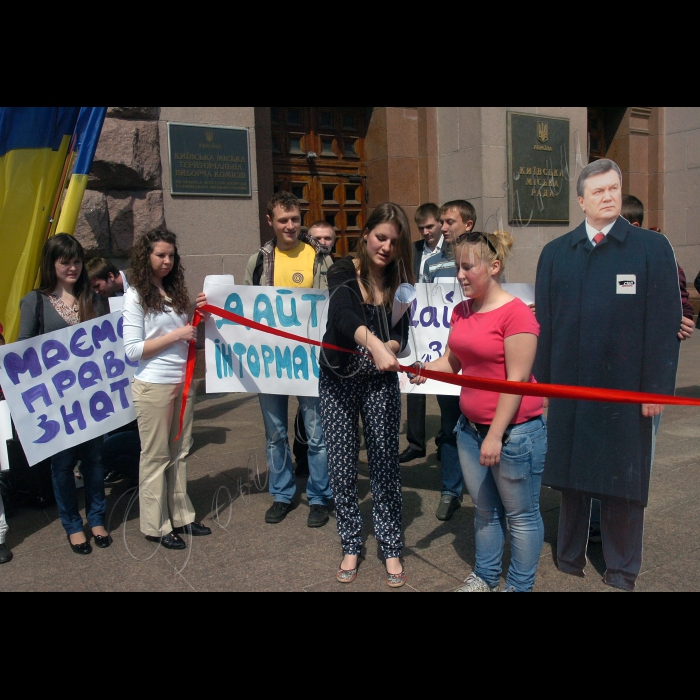 Біля КМДА відбулася акція “Я буду знати! А ТИ хочеш знати?” з метою інформування населення та популяризації Закону України “Про доступ до публічної інформації”.