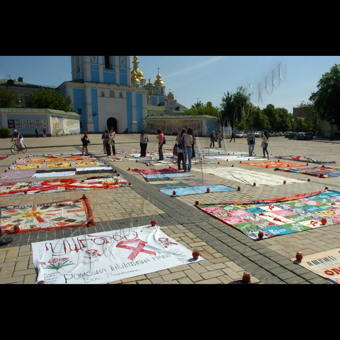 У Києві, на Михайлівській площі відбулася акція «Імена», присвячена Всесвітньому дню пам’яті людей, які померли від СНІДу. Під час акції територія площі була вкрита величезним Квілтом (меморіальним полотном) загальною площею більше 300 м², власноручно створеним ВІЛ-позитивними людьми. На цьому полотні вишиті  тисячі імен українців, які померли від СНІДу.