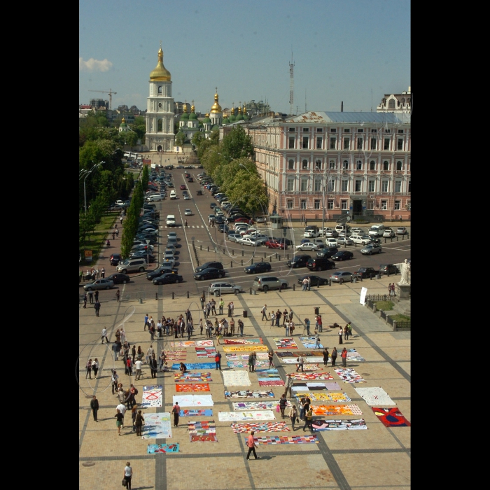 У Києві, на Михайлівській площі відбулася акція «Імена», присвячена Всесвітньому дню пам’яті людей, які померли від СНІДу. Під час акції територія площі була вкрита величезним Квілтом (меморіальним полотном) загальною площею більше 300 м², власноручно створеним ВІЛ-позитивними людьми. На цьому полотні вишиті  тисячі імен українців, які померли від СНІДу.