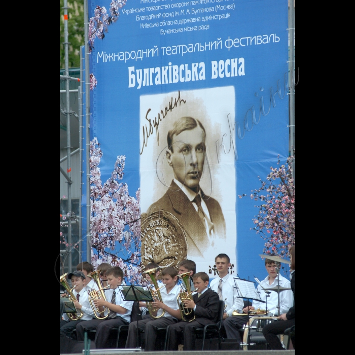 У м.Буча Київської області в рамках фестивалю “Булгаковська весна”  в оновленому історично-ландшафтному парку садиби Булгакових відбулося відкриття пам’ятного знака (автор – скульптор Адріан Балог) та закладення фруктового саду на місці майбутнього музею-садиби в історичному місці (вул.Вокзальна, 118).Фестиваль проводиться Міністерством культури та туризму України, Українським товариством охорони пам’яток історії та культури, БФ ім.М.Булгакова (м.Москва), КОДА, Бучанською міськрадою.