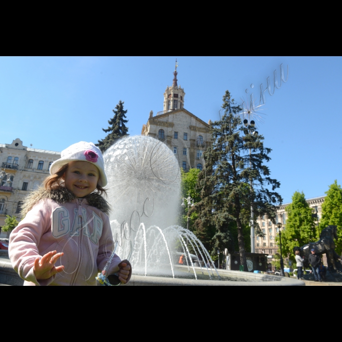 Відбувся запуск столичних фонтанів після проведених ремонтів. Фонтани працюватимуть до вересня поточного року. Зокрема, представники ЗМІ стали свідками запуску фонтанів «Водяна куля» та «Засновники Києва».