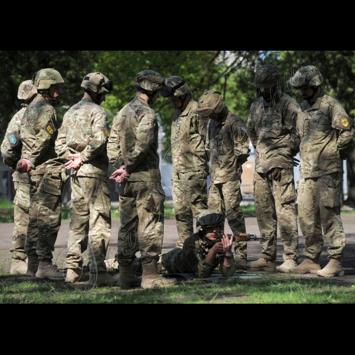 На навчально-тренувальній базі полку «Азов» в Києві відкрилася перша в Україні школа сержантів . У школі навчатимуться 50 військовослужбовців полку 