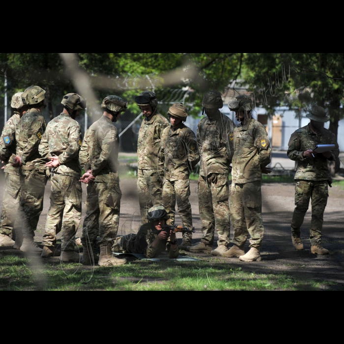 На навчально-тренувальній базі полку «Азов» в Києві відкрилася перша в Україні школа сержантів . У школі навчатимуться 50 військовослужбовців полку 