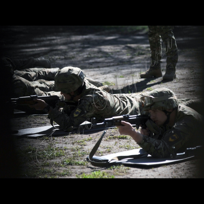 На навчально-тренувальній базі полку «Азов» в Києві відкрилася перша в Україні школа сержантів . У школі навчатимуться 50 військовослужбовців полку 