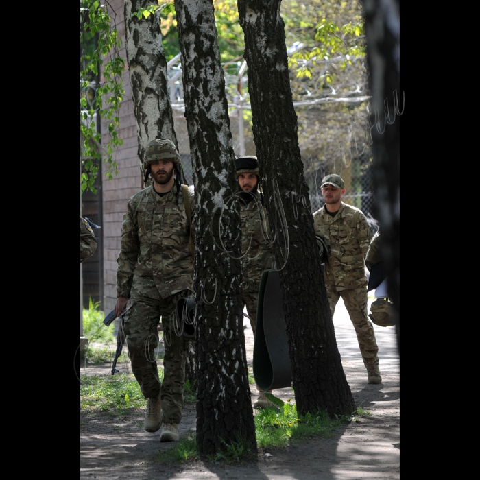 На навчально-тренувальній базі полку «Азов» в Києві відкрилася перша в Україні школа сержантів . У школі навчатимуться 50 військовослужбовців полку 