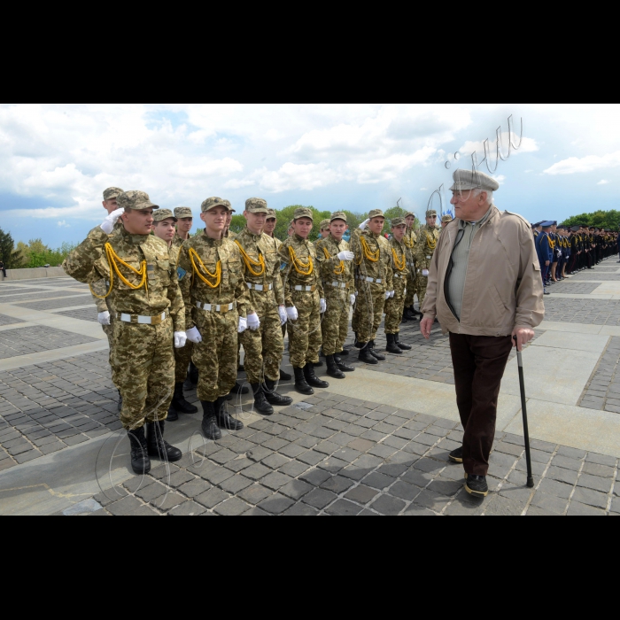 Київ. На території Національного музею історії України у Другій світовій війні з метою вшанування безсмертного подвигу українського народу в Другій світовій війні, увічнення пам’яті полеглих захисників у боротьбі за свободу Батьківщини, а також з нагоди Дня пам’яті та примирення і Дня перемоги над нацизмом у Другій світовій війні на території Меморіального комплексу відбулися урочисті військово-патріотичні заходи для молоді: «За пам’ять, за славу, за честь…»за участі учнів ліцею-інтернату № 23 «Кадетський корпус».
Ветеран - учасник війни Володимир Слінченко і учні Київського професійного коледжу з посиленою військовою та фізичною підготовкою