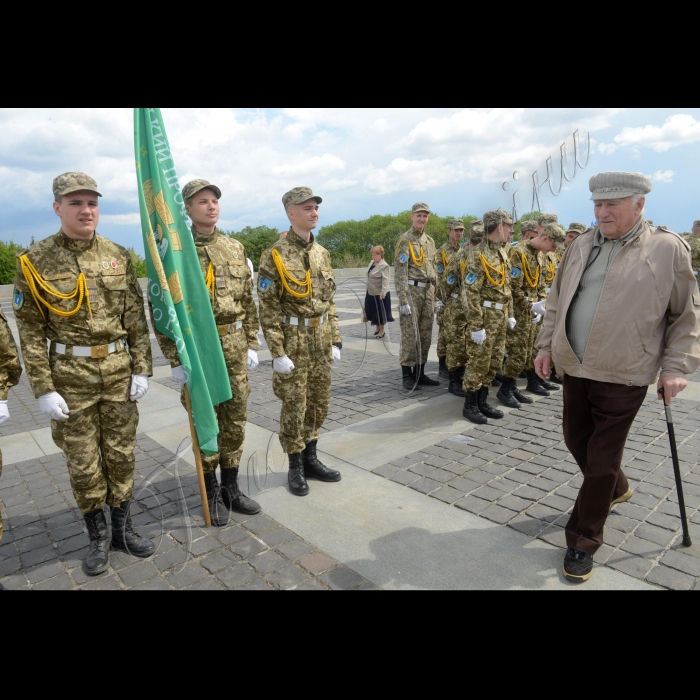 Київ. На території Національного музею історії України у Другій світовій війні з метою вшанування безсмертного подвигу українського народу в Другій світовій війні, увічнення пам’яті полеглих захисників у боротьбі за свободу Батьківщини, а також з нагоди Дня пам’яті та примирення і Дня перемоги над нацизмом у Другій світовій війні на території Меморіального комплексу відбулися урочисті військово-патріотичні заходи для молоді: «За пам’ять, за славу, за честь…»за участі учнів ліцею-інтернату № 23 «Кадетський корпус».
Ветеран - учасник війни Володимир Слінченко і учні Київського професійного коледжу з посиленою військовою та фізичною підготовкою