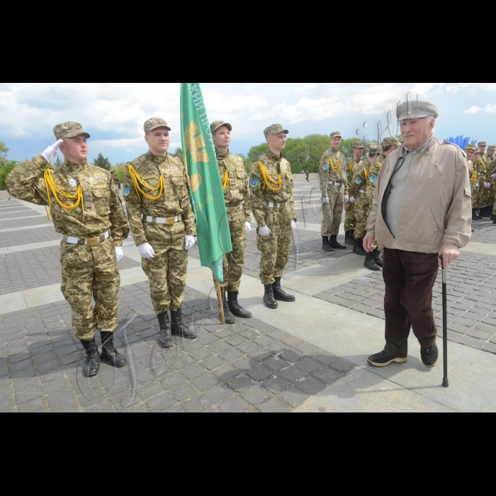 Київ. На території Національного музею історії України у Другій світовій війні з метою вшанування безсмертного подвигу українського народу в Другій світовій війні, увічнення пам’яті полеглих захисників у боротьбі за свободу Батьківщини, а також з нагоди Дня пам’яті та примирення і Дня перемоги над нацизмом у Другій світовій війні на території Меморіального комплексу відбулися урочисті військово-патріотичні заходи для молоді: «За пам’ять, за славу, за честь…»за участі учнів ліцею-інтернату № 23 «Кадетський корпус».
Ветеран - учасник війни Володимир Слінченко і учні Київського професійного коледжу з посиленою військовою та фізичною підготовкою