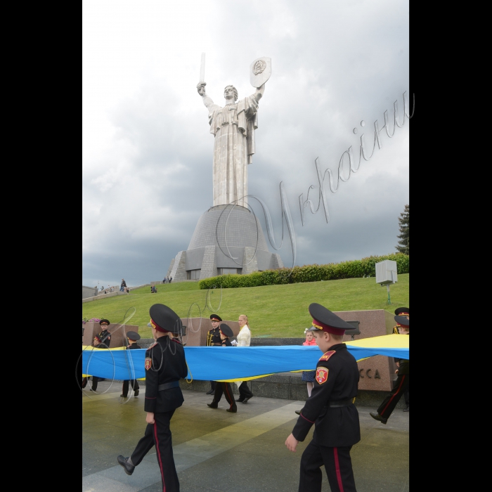 Київ. На території Національного музею історії України у Другій світовій війні з метою вшанування безсмертного подвигу українського народу в Другій світовій війні, увічнення пам’яті полеглих захисників у боротьбі за свободу Батьківщини, а також з нагоди Дня пам’яті та примирення і Дня перемоги над нацизмом у Другій світовій війні на території Меморіального комплексу відбулися урочисті військово-патріотичні заходи для молоді: «За пам’ять, за славу, за честь…»за участі учнів ліцею-інтернату № 23 «Кадетський корпус».