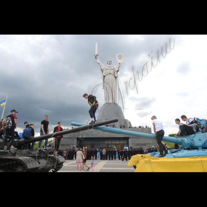 Київ. На території Національного музею історії України у Другій світовій війні з метою вшанування безсмертного подвигу українського народу в Другій світовій війні, увічнення пам’яті полеглих захисників у боротьбі за свободу Батьківщини, а також з нагоди Дня пам’яті та примирення і Дня перемоги над нацизмом у Другій світовій війні на території Меморіального комплексу відбулися урочисті військово-патріотичні заходи для молоді: «За пам’ять, за славу, за честь…»за участі учнів ліцею-інтернату № 23 «Кадетський корпус».