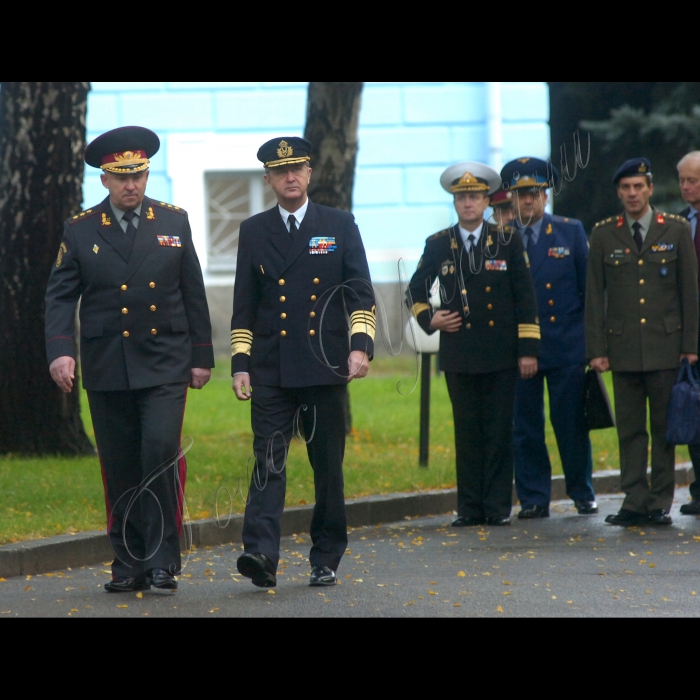 Відбулась церемонія офіційної зустрічі військової делегації ЄС на чолі з головою
Військового комітету Європейського Союзу генералом Хаканом Сиреном
з начальником Генерального штабу – Головнокомандувачем Збройних Сил України генерал-полковником Григорієм Педченком.
