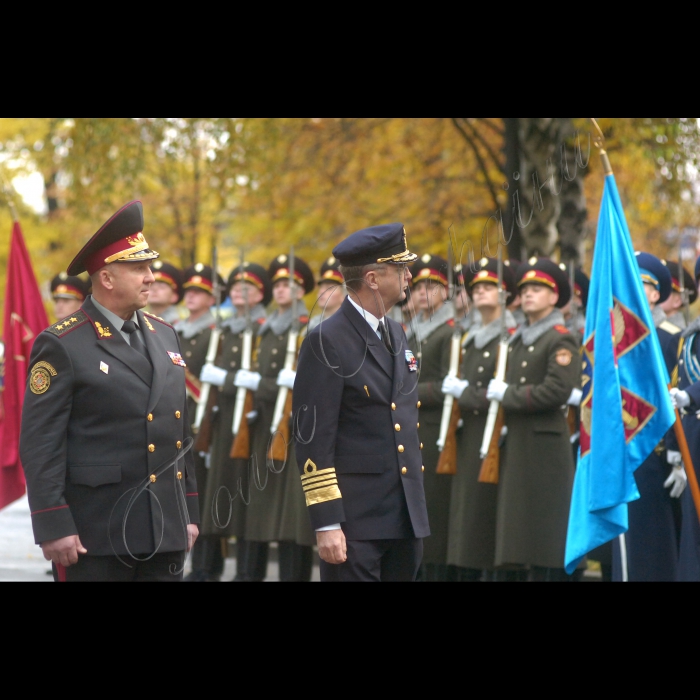 Відбулась церемонія офіційної зустрічі військової делегації ЄС на чолі з головою
Військового комітету Європейського Союзу генералом Хаканом Сиреном
з начальником Генерального штабу – Головнокомандувачем Збройних Сил України генерал-полковником Григорієм Педченком.
