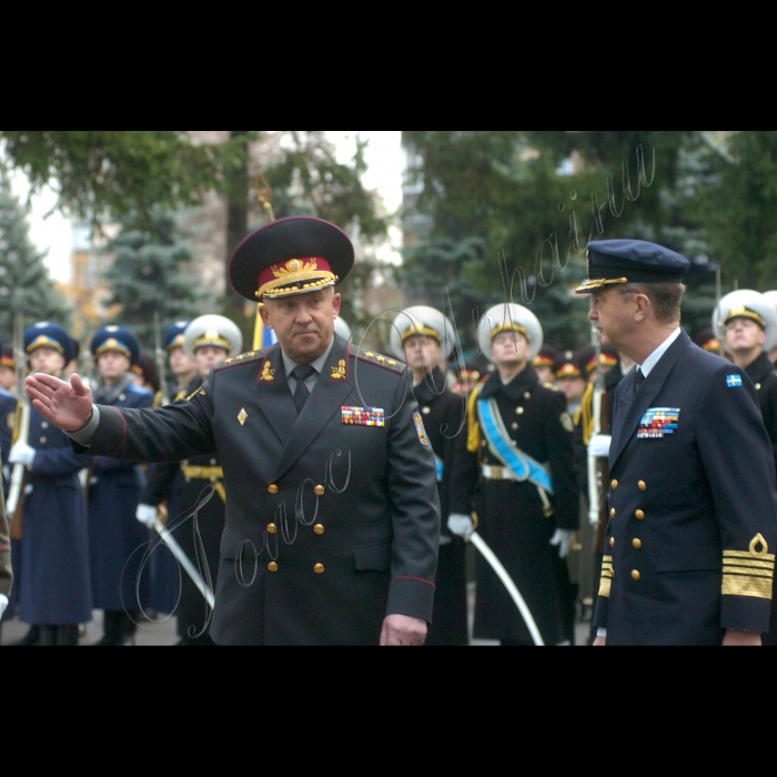 Відбулась церемонія офіційної зустрічі військової делегації ЄС на чолі з головою
Військового комітету Європейського Союзу генералом Хаканом Сиреном
з начальником Генерального штабу – Головнокомандувачем Збройних Сил України генерал-полковником Григорієм Педченком.
