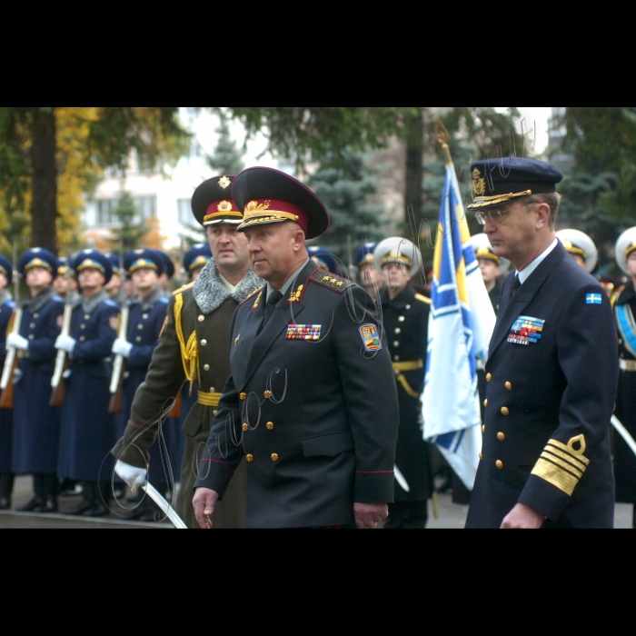 Відбулась церемонія офіційної зустрічі військової делегації ЄС на чолі з головою
Військового комітету Європейського Союзу генералом Хаканом Сиреном
з начальником Генерального штабу – Головнокомандувачем Збройних Сил України генерал-полковником Григорієм Педченком.
